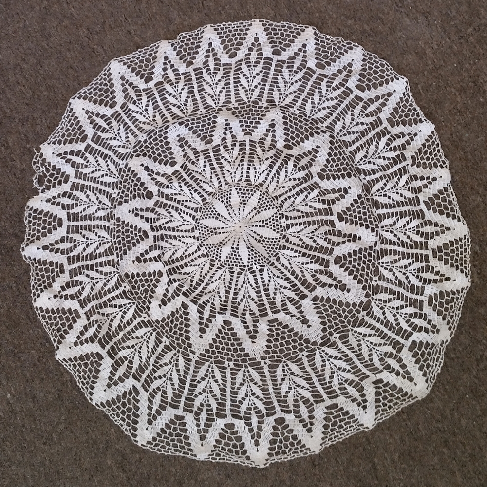 Vintage Large Table Cloth Doilies 31" - Picture 1 of 12